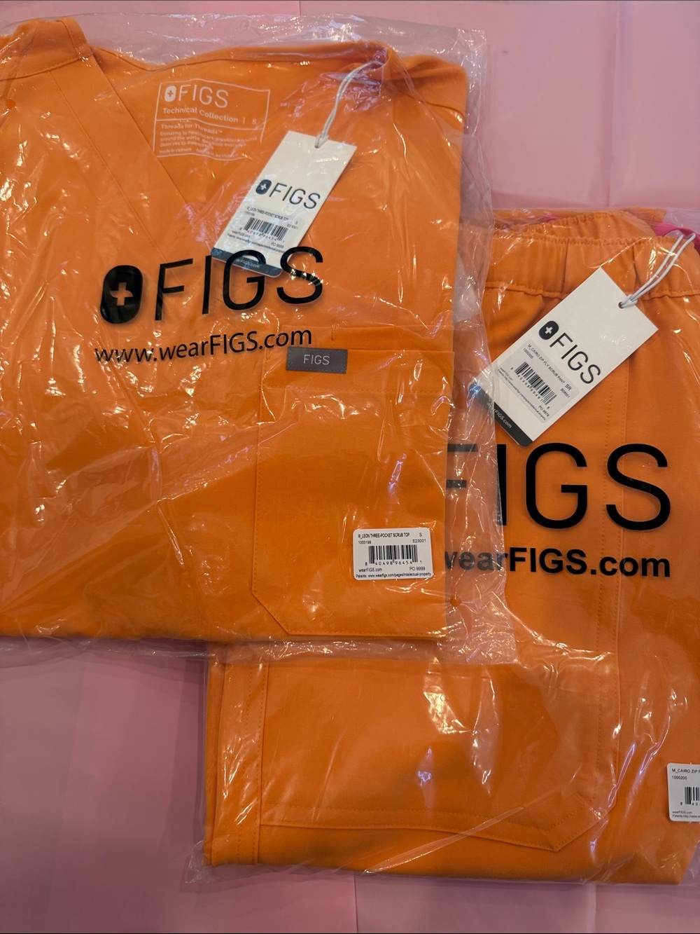 Men’s creamsicle orange figs scrub set in S